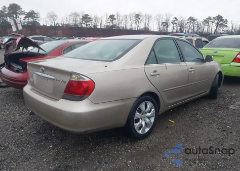 2005 Toyota Camry Le z USA, uszkodzony, nr VIN 4T1BE32K35U422351
